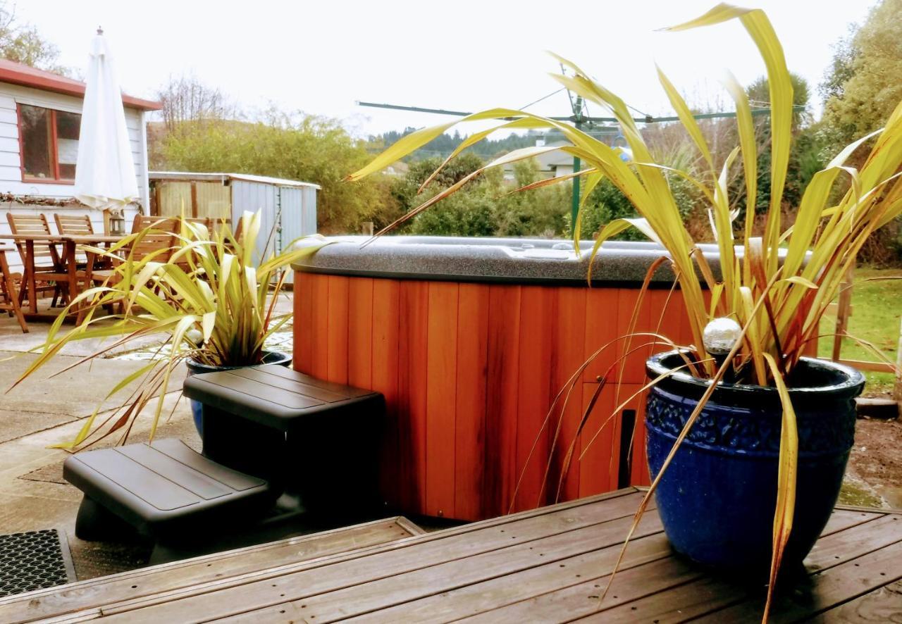 Hot Tub At Pukeko Cottage Geraldine Exterior foto